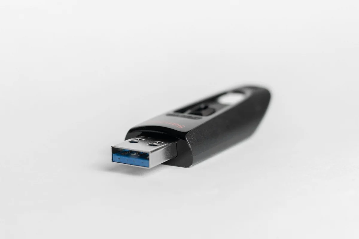 흰 배경에 놓인 검은색 USB 저장장치