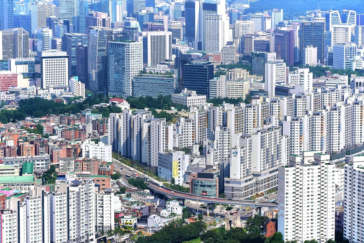 서울 도심의 사무용 건물과 주거 건물이 밀집한 전경